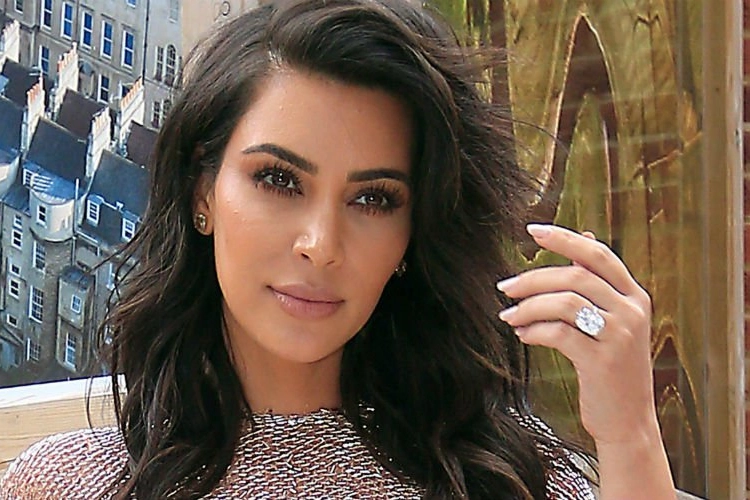 Vreselijk wat Kim Kardashian nu doormaakt: Ze barst in tranen uit