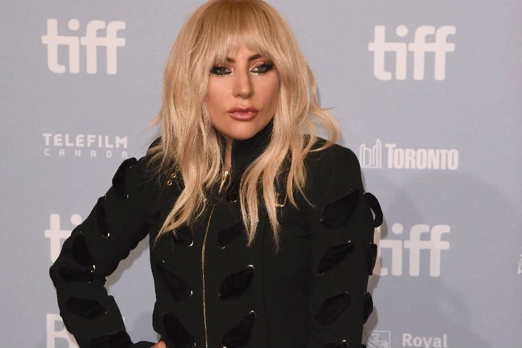 Lady Gaga haalt keihard uit naar president Trump: “Hij is een mislukte dwaas en een racist”
