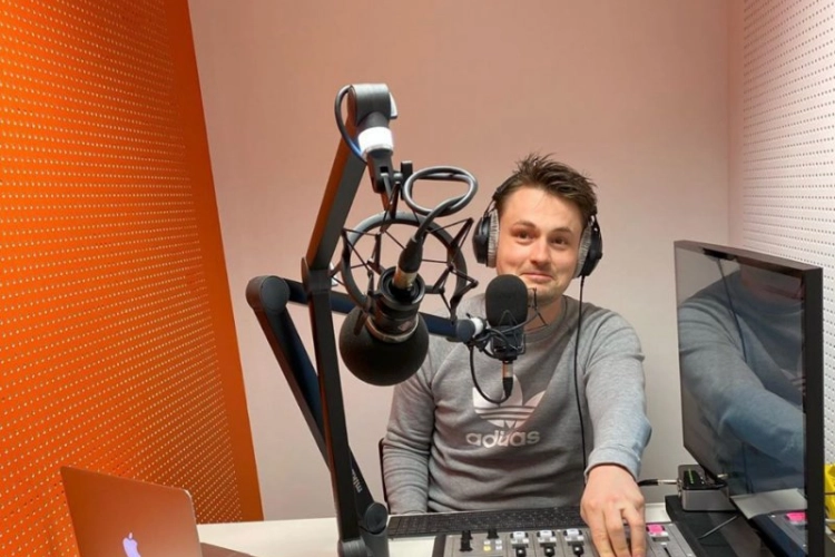 Qmusic-presentator Maarten Vancoillie heeft onverklaarbare aandoening opgelopen: “Nu is ook zijn stem weg”