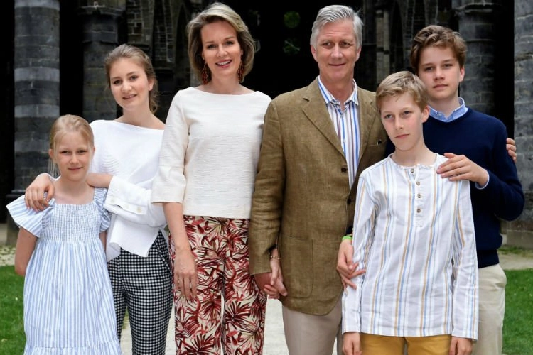 Koninklijke familie stuurt kerstwensen met zeer opvallende gezinsfoto