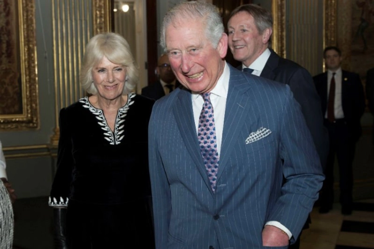 Om bij weg te smelten! Brits koninklijk fotograaf deelt foto van prins Charles en kleinzoon Luis