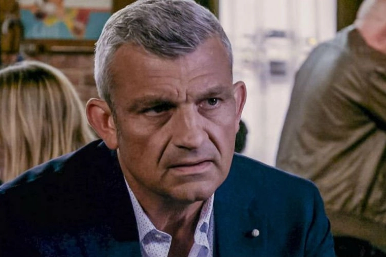 Familie-acteur Peter Bulckaen zeer boos op politici: “Terwijl het peanuts is met hun uittredingsvergoeding”