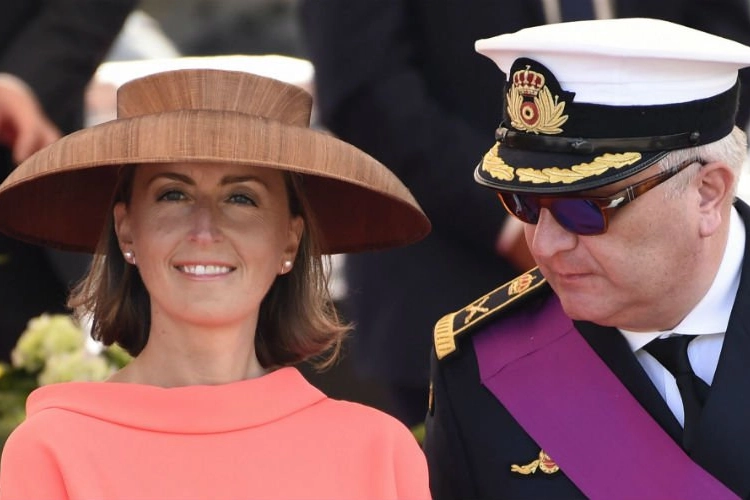 Prinses Claire wijst prins Laurent terecht tijdens het militair defilé: Dit is er aan de hand
