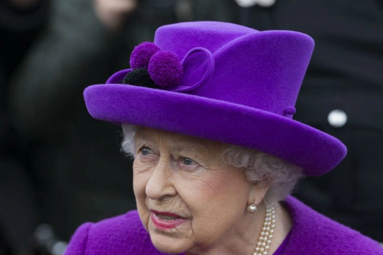 Queen Elizabeth ontvlucht Buckingham Palace tot gênant probleem bestreden is: “Het krioelt ervan”