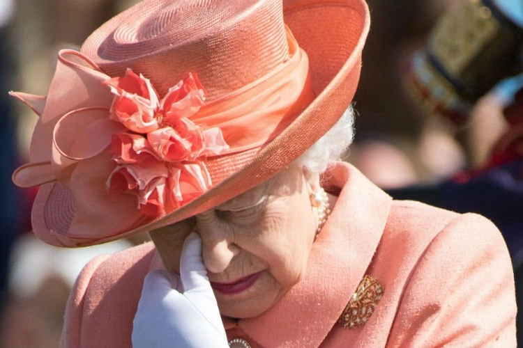 Koningin Elizabeth is triest en dat heeft alles te maken met beslissing van Meghan Markle