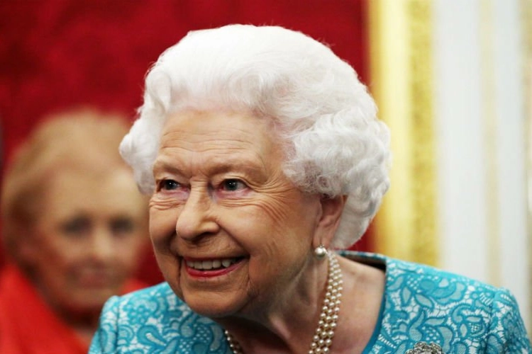 Ongelooflijk! Dit laat Ongelooflijk! Dit laat Queen Elizabeth haar kleedster al 25 jaar doen Elizabeth haar kleedster al 25 jaar doen