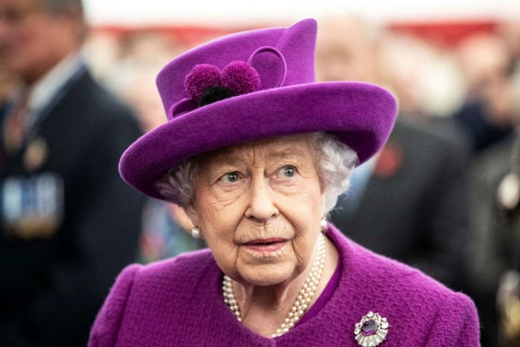 Bron aan het hof klapt uit de biecht over de Queen: “Dit is een grote schok voor haar, ze voelt zich onbeschrijflijk in de steek gelaten door Harry”