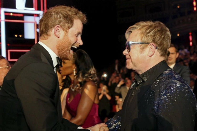 Elton John is woedend en verdedigt Harry en Meghan voor gebruik van privéjet