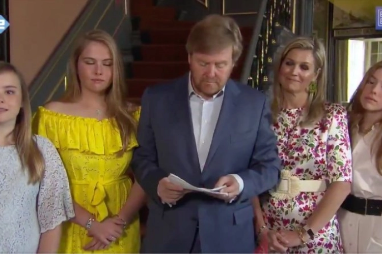 Dochter van Willem-Alexander schrikt van toespraak van haar vader: Beelden gaan viraal