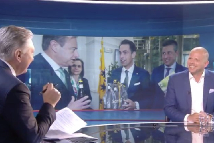 Het gaat fout in VTM-Nieuws tijdens interview met Theo Francken: "Sorry, Theo"