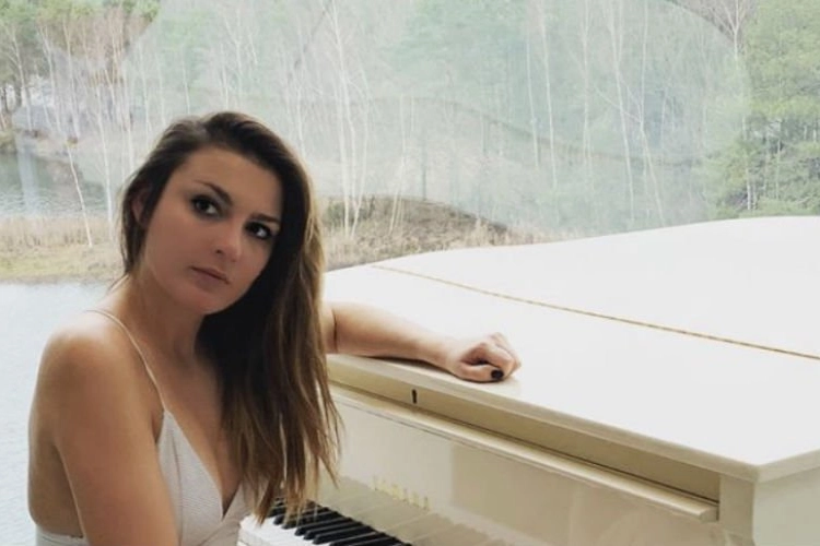Radiopresentatrice Nasrien Cnops deelt sexy foto’s in bikini aan piano