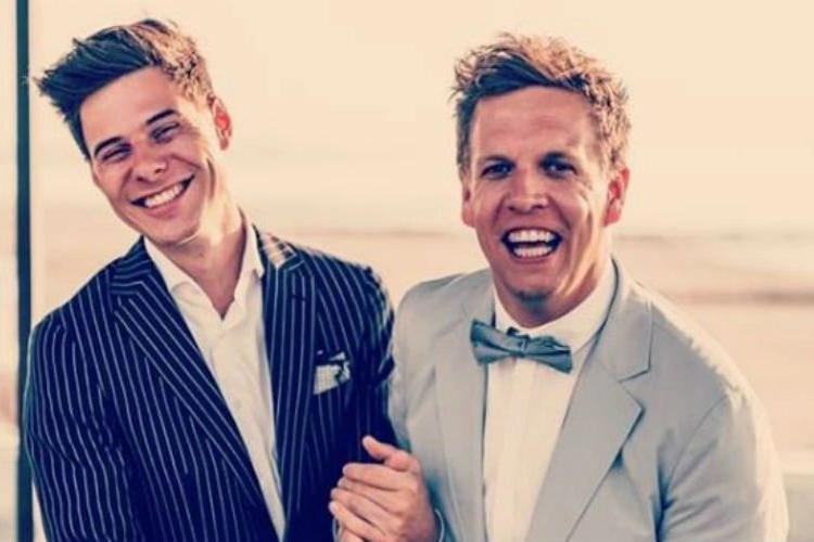 James Cooke deelt intieme foto met zijn verloofde Dorian: “Mijn mooie toekomstige man”