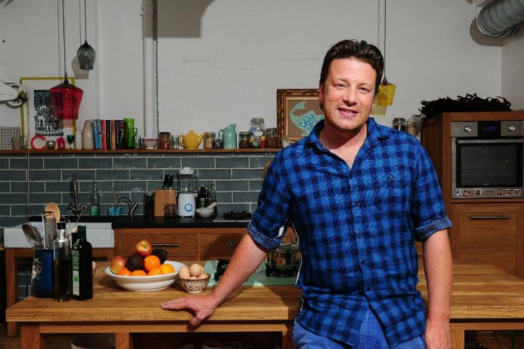 Emotionele Jamie Oliver geeft fouten toe na faillissement: “Ik ben compleet verwoest”