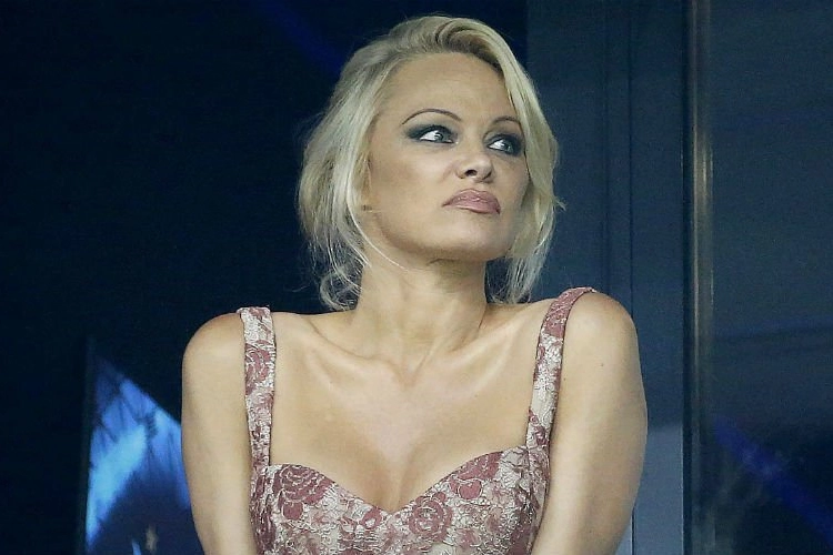 Ex-man uit zware beschuldiging aan het adres van Pamela Anderson na huwelijk van amper 12 dagen: “Ze heeft mij misbruikt”