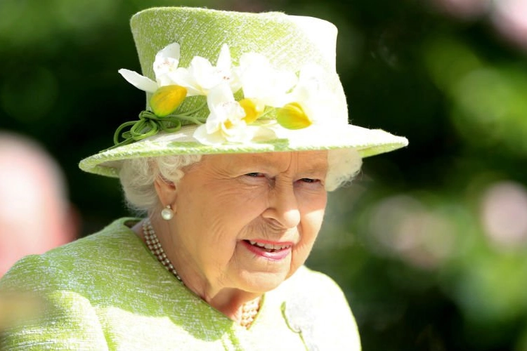 Grote problemen voor Queen Elizabeth: Haar zoon Andrew zit in zéér nauwe schoentjes