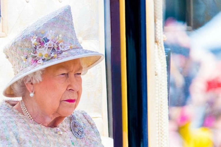 Het gebeurt zelden, maar nu krijgt ook de Queen zware kritiek over zich heen: Dit heeft ze gedaan
