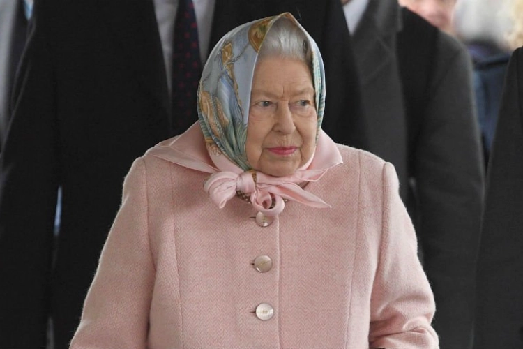 Queen Elizabeth neemt opvallende maatregelen om zich te beschermen tegen coronavirus: “Dat deed ze nog nooit eerder sinds ze koningin werd”