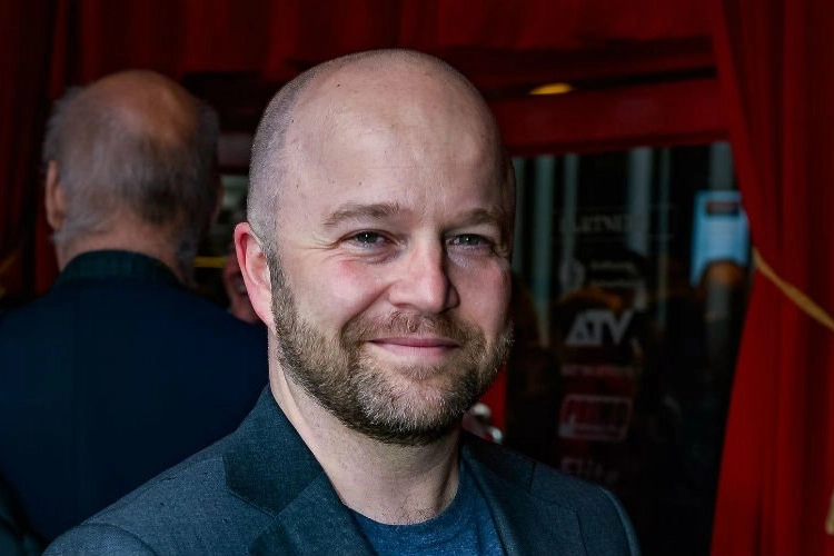Sven De Ridder bezorgt Erik Van Looy kopzorgen door zijn deelname aan ‘De Slimste Mens’: Dit is er aan de hand